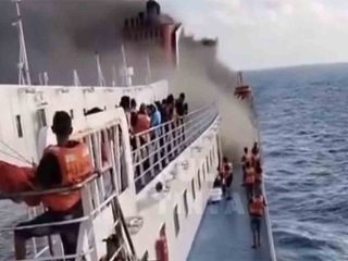 KM Mutiara Santosa II Terbakar, Ratusan Penumpang Dievakuasi